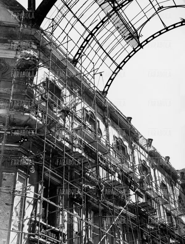 Lavori di ricostruzione della Galleria Vittorio Emanuele II, Milano, 1948 - Farabola Immagine digitale