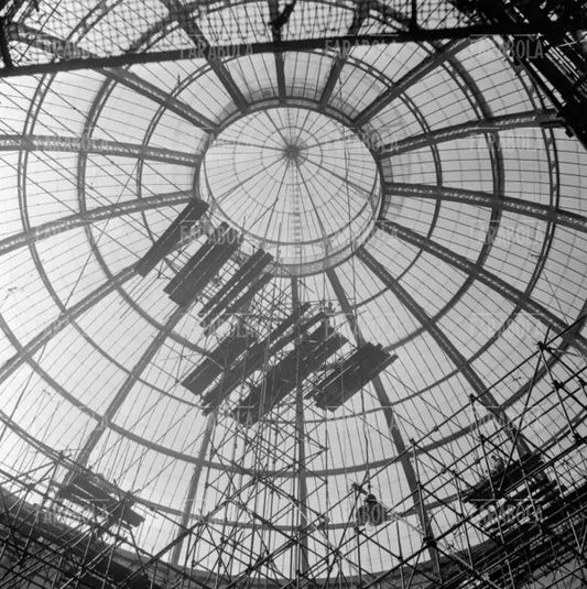 Lavori di ricostruzione della Galleria Vittorio Emanuele II, Milano, 1948 - Farabola Immagine digitale
