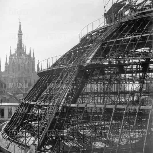 Lavori di ricostruzione della Galleria Vittorio Emanuele II, Milano, 1948 - Farabola Immagine digitale
