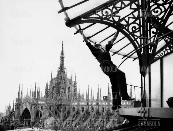 Lavori di ricostruzione della Galleria Vittorio Emanuele II, Milano, 1948 - Farabola Immagine digitale