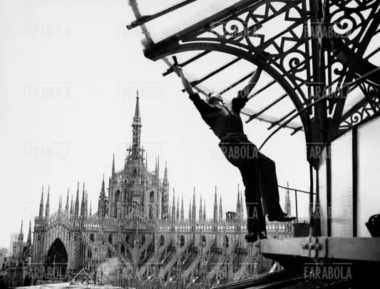 Lavori di ricostruzione della Galleria Vittorio Emanuele II, Milano, 1948 - Farabola Immagine digitale
