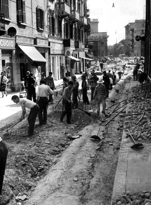 Lavori per la costruzione dellametropolitana Lotto - Sesto Marelli, Milano, anni 60 - Farabola Immagine digitale