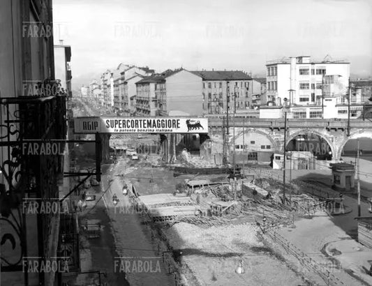 Lavori per la costruzione dellametropolitana Lotto - Sesto Marelli, Milano, anni 60 - Farabola Immagine digitale
