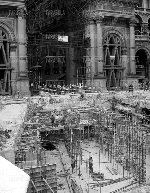 Lavori per la costruzione dellametropolitana Lotto - Sesto Marelli, Milano, anni 60 - Farabola Immagine digitale