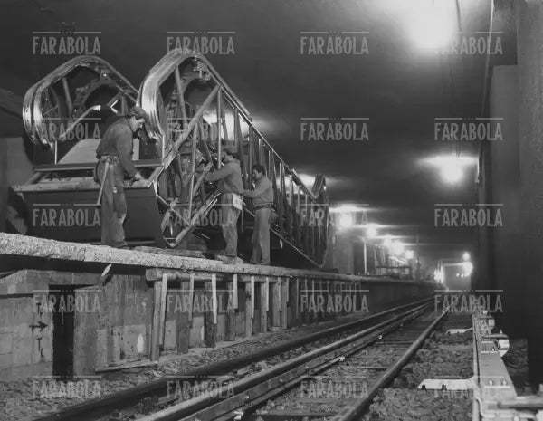 Lavori per la costruzione dellametropolitana Lotto - Sesto Marelli, Milano, anni 60 - Farabola Immagine digitale