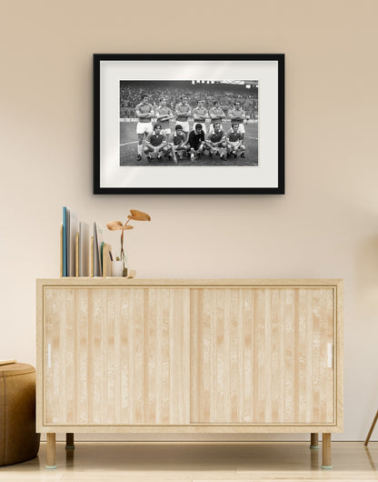 Fine-Art-Druck von „Lazio, Mannschaftsfoto, 1969“ mit schwarzem Rahmen und Passepartout, im Wohnzimmer über einer Anrichte aufgehängt
