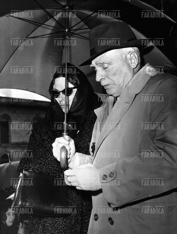 Leila Motta ai funerali del marito, il commissario Tandoy, Agrigento, 1960 - Farabola Immagine digitale
