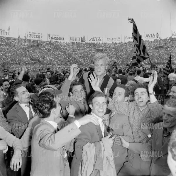 Lennart Skoglund portato in trionfo dai tifosi dopo la vittoria dello scudetto, Inter vs Triestina, 1954 - Farabola Immagine digitale