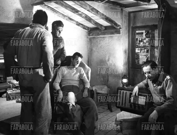 Leo Genn, Peter Baldwin ed Enrico Maria Salerno in una scena del film Era notte a Roma, 1960 - Farabola Immagine digitale