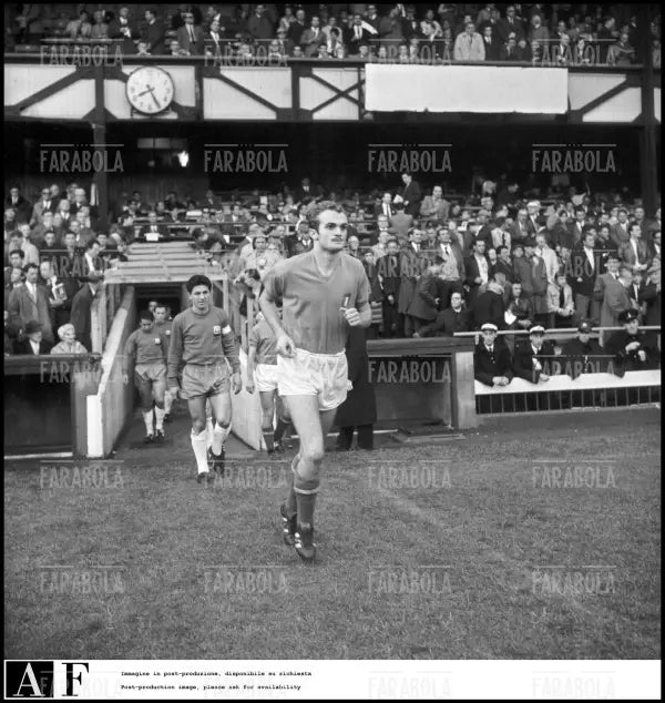 Leonel Sanchez e Sandro Mazzola, Italia vs Cile, Mondiali di calcio in Inghilterra, 1966 - Farabola Immagine digitale