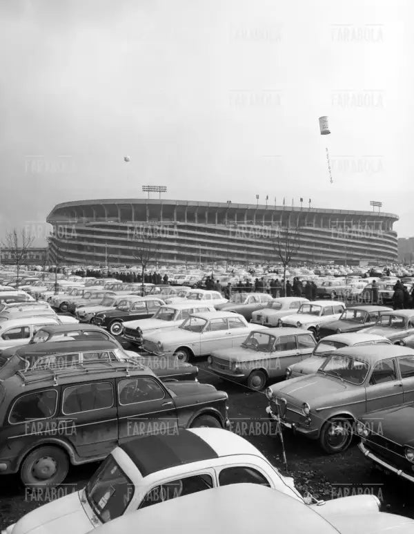 L'esterno dello stadio San Siro, Inter vs Milan, 1963 - Farabola Immagine digitale
