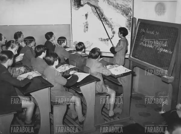 Lezione di geografia in una scuola media, Roma, 1941 - Farabola Immagine digitale