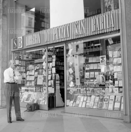 Libreria in piazza San Babila, Milano, 1958 - Farabola Immagine digitale