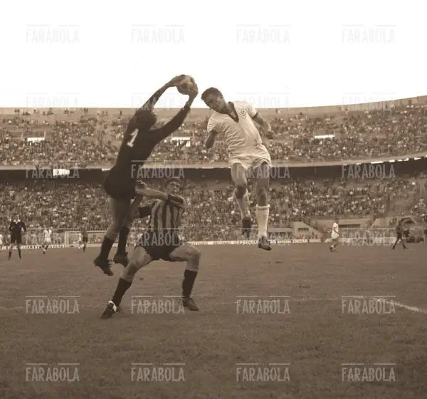 Lidio Vieri anticipa Gigi Riva, Inter vs Cagliari, 1969 - Farabola Immagine digitale