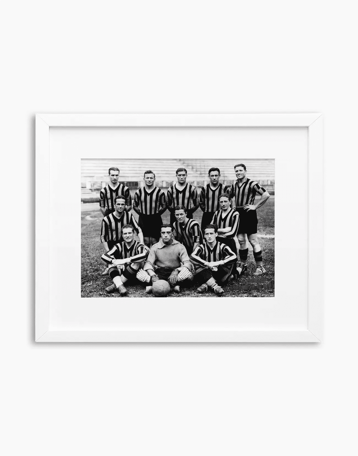 L'Inter di Giuseppe Meazza, 1933 — stampa fine art con cornice bianca