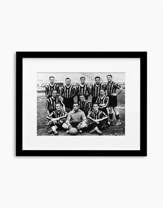 L'Inter di Giuseppe Meazza, 1933 — stampa fine art con cornice nera