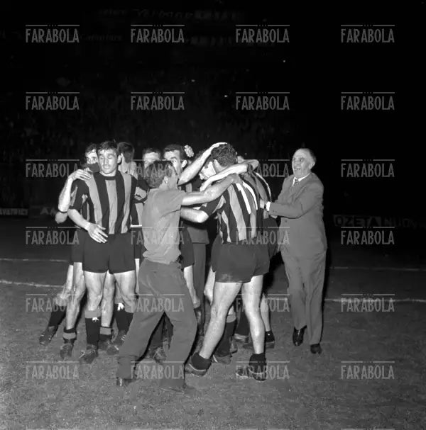 L'Inter festeggia la vittoria contro il Liverpool, Coppa dei Campioni, 1965 - Farabola Immagine digitale