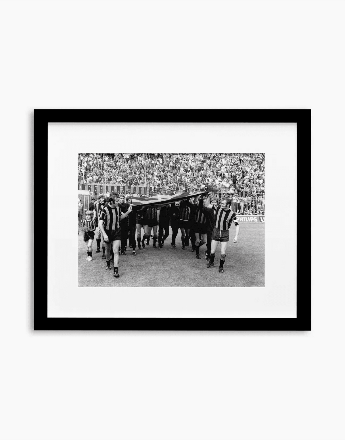 L'Inter festeggia lo scudetto, 1971 — stampa fine art con cornice nera