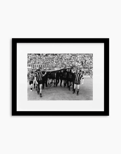 L'Inter festeggia lo scudetto, 1971 — stampa fine art con cornice nera