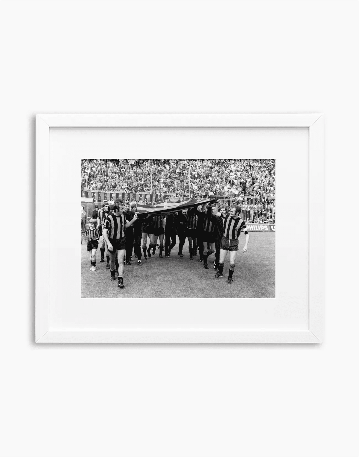 L'Inter festeggia lo scudetto, 1971 — stampa fine art con cornice bianca