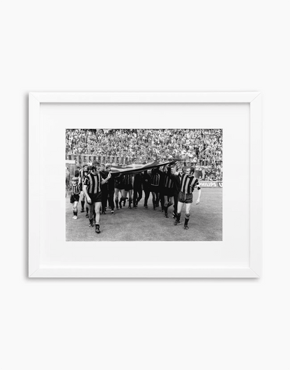 L'Inter festeggia lo scudetto, 1971 — stampa fine art con cornice bianca