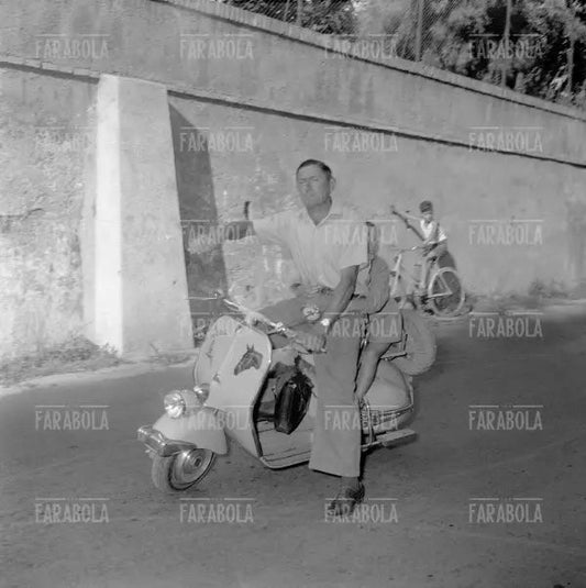 Lionello Egidi su una vespa, 1954 - Farabola Immagine digitale