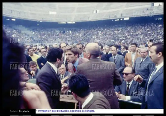Litigio tra Duilio Loi e Nino Benvenuti, San Siro, 1968 - Farabola Immagine digitale