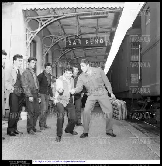 Little Tony e Adriano Celentano in congedo militare, Festival di Sanremo, 1961 - Farabola Immagine digitale