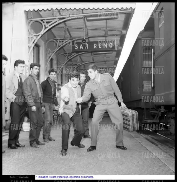 Little Tony e Adriano Celentano in congedo militare, Festival di Sanremo, 1961 - Farabola Immagine digitale
