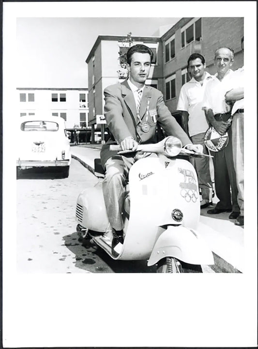 Livio Berruti su una Vespa 1960 Ft 38083 - Stampa 24x18 cm - Farabola Stampa ai sali d'argento (anni 90)