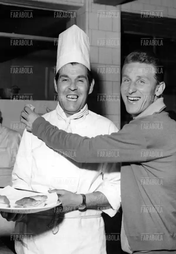Lo chef Amedeo Ricca e Giovanni Trapattoni, Mondiali di calcio in Cile, 1962 - Farabola Immagine digitale
