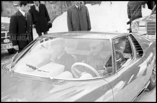 Lo Scià di Persia Reza Pahlavi sulla sua Lamborghini Miura, Sankt Moritz, 1968 - Farabola Immagine digitale