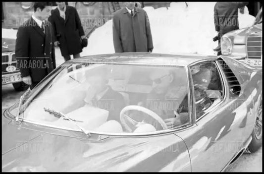 Lo Scià di Persia Reza Pahlavi sulla sua Lamborghini Miura, Sankt Moritz, 1968 - Farabola Immagine digitale
