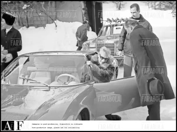 Lo Scià di Persia Reza Pahlavi sulla sua Lamborghini Miura, Sankt Moritz, 1968 - Farabola Immagine digitale