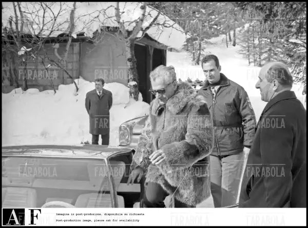 Lo Scià di Persia Reza Pahlavi sulla sua Lamborghini Miura, Sankt Moritz, 1968 - Farabola Immagine digitale