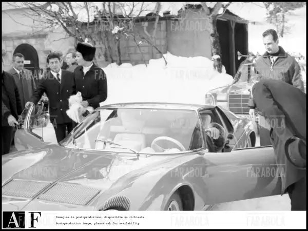Lo Scià di Persia Reza Pahlavi sulla sua Lamborghini Miura, Sankt Moritz, 1968 - Farabola Immagine digitale