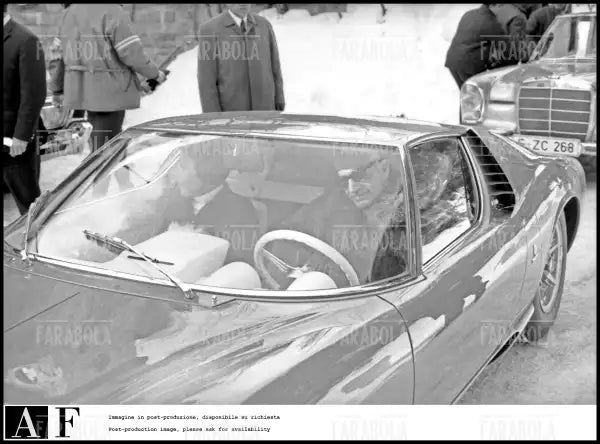 Lo Scià di Persia Reza Pahlavi sulla sua Lamborghini Miura, Sankt Moritz, 1968 - Farabola Immagine digitale