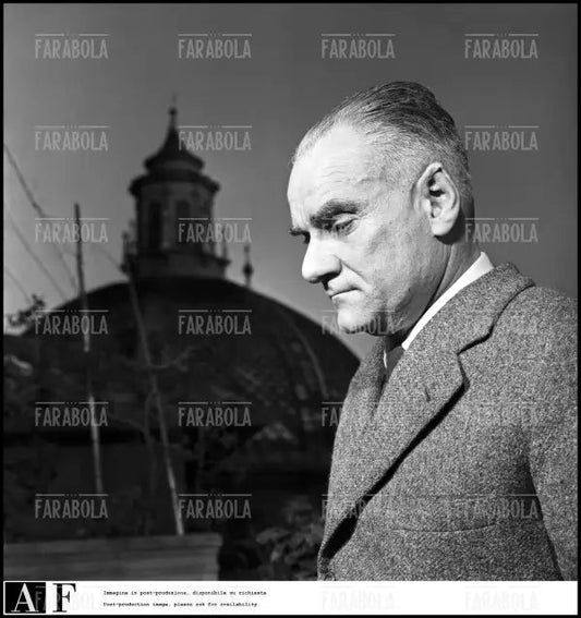 Lo scrittore Alberto Moravia nella sua casa, Roma, 1958 - Farabola Immagine digitale