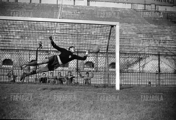 Lorenzo Buffon in allenamento, Milano, 1951 - Farabola Immagine digitale