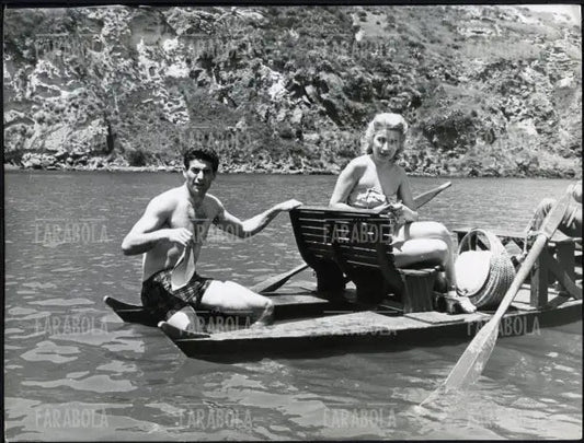 Lorenzo Buffon in luna di miele con Edy Campagnoli, Milano, 1958 - Farabola Immagine digitale