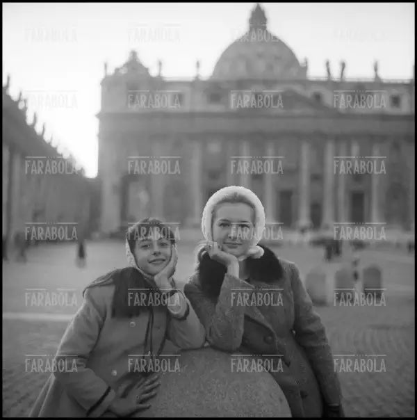 Loretta Goggi con la sorella in piazza San Pietro, Roma, 1966 - Farabola Immagine digitale