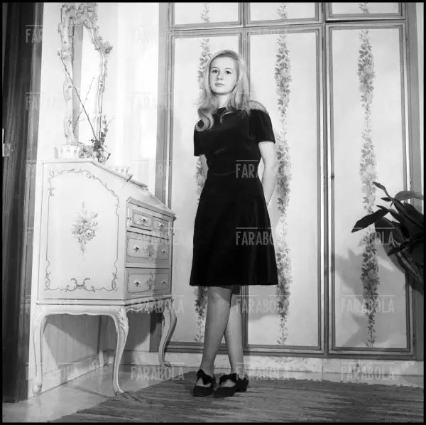 Loretta Goggi nella sua casa a Roma, 1966 - Farabola Immagine digitale