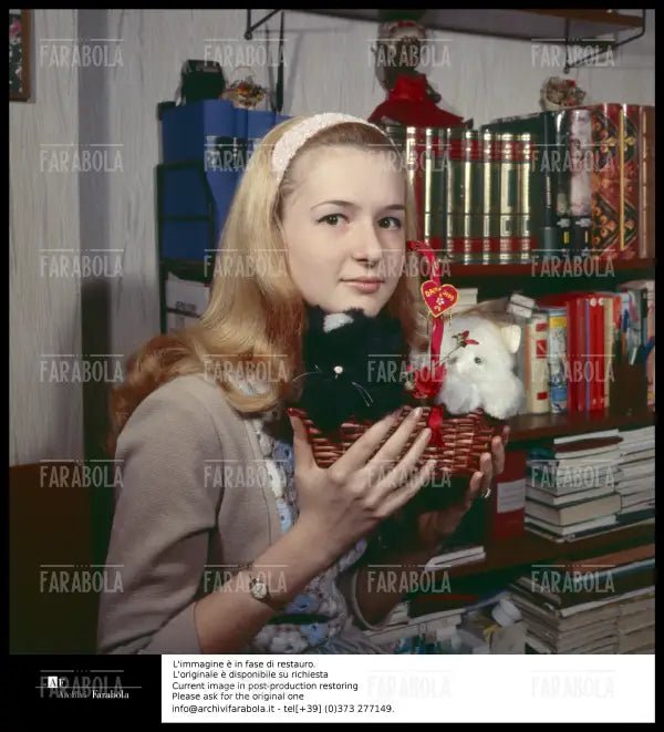 Loretta Goggi nella sua casa a Roma, 1966 - Farabola Immagine digitale