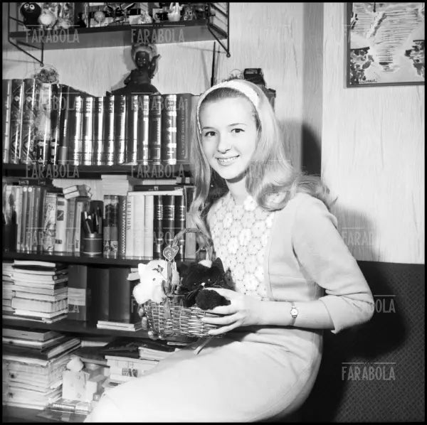 Loretta Goggi nella sua casa a Roma, 1966 - Farabola Immagine digitale