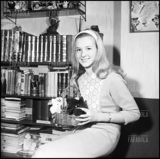 Loretta Goggi nella sua casa a Roma, 1966 - Farabola Immagine digitale