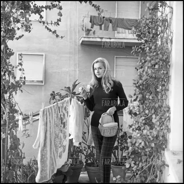Loretta Goggi nella sua casa a Roma, 1966 - Farabola Immagine digitale
