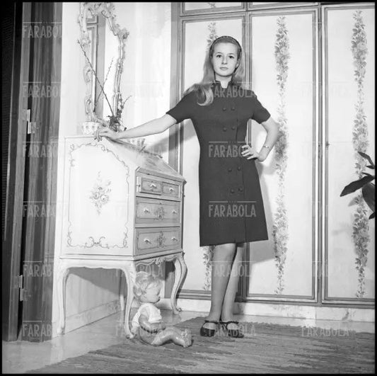 Loretta Goggi nella sua casa a Roma, 1966 - Farabola Immagine digitale