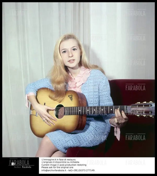 Loretta Goggi nella sua casa a Roma, 1966 - Farabola Immagine digitale