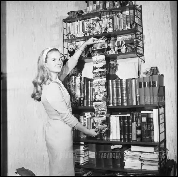 Loretta Goggi nella sua casa a Roma, 1966 - Farabola Immagine digitale