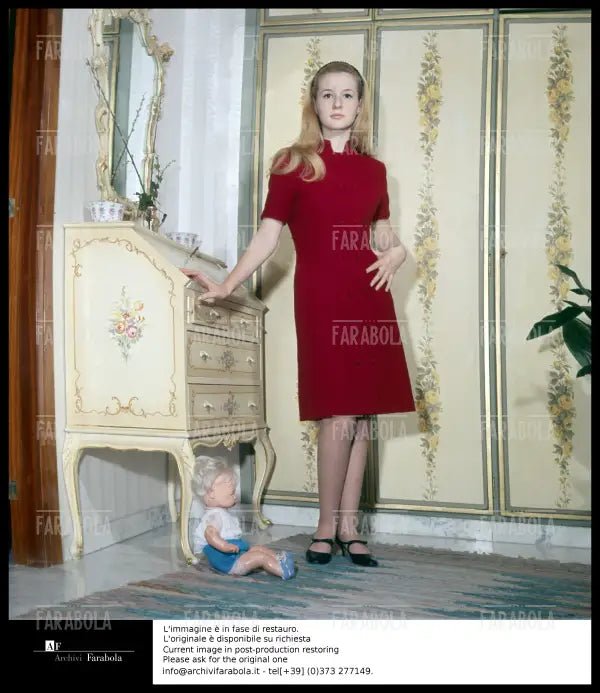 Loretta Goggi nella sua casa a Roma, 1966 - Farabola Immagine digitale